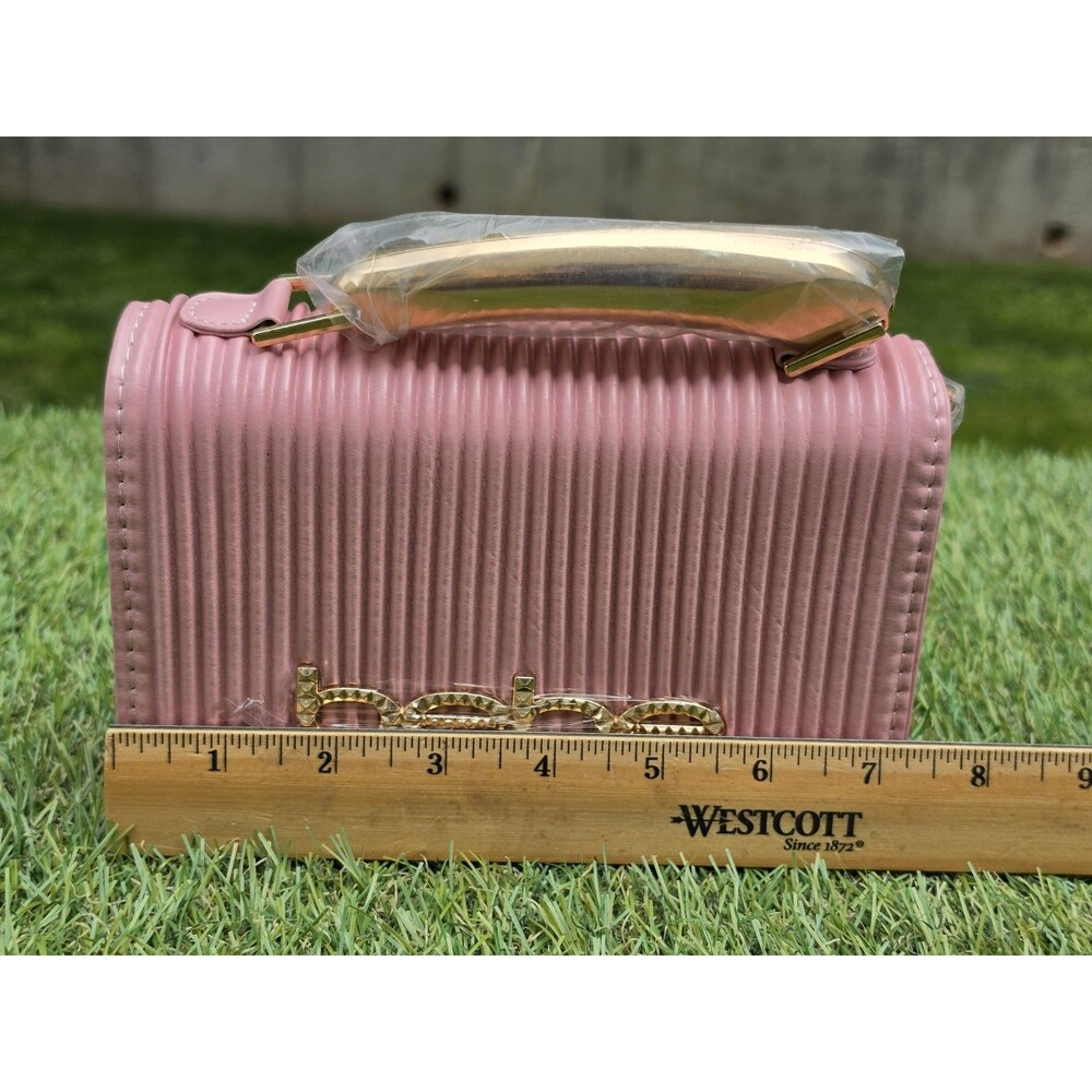 NWOT Bebe BLUSH PINK RAELYNN CROSSBODY CLUTCH W/GOLD METAL HANDLE Shoulder Strap - Picture 2 of 13